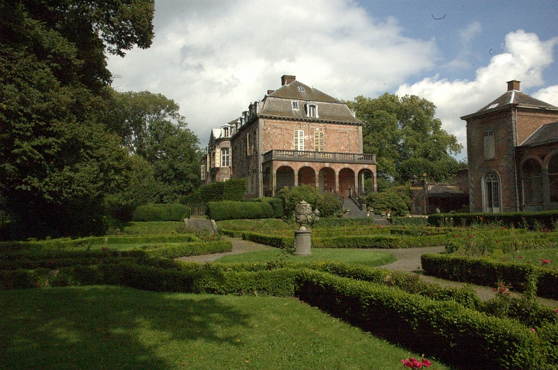 facesud.jpg - Façade sud-ouest du Château avec l'orangerie sur la droite et le jardin français à l'avant plan